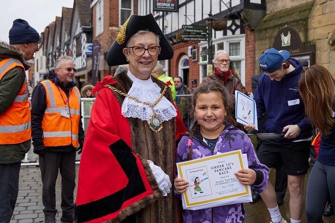 MAyor presenting certificate to the under 10s race winner
