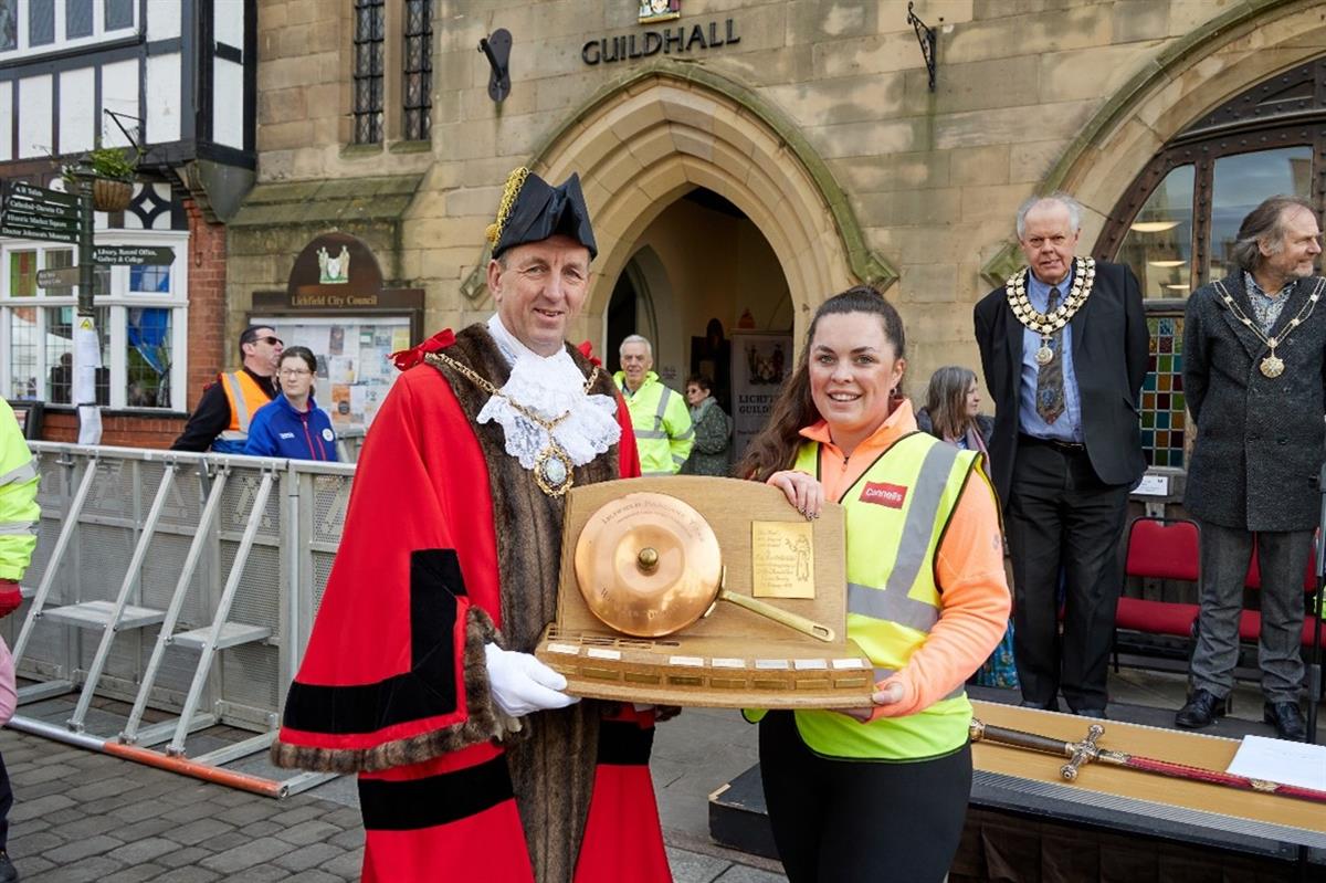 Mayor and winner of the ladies race holdign the trophy