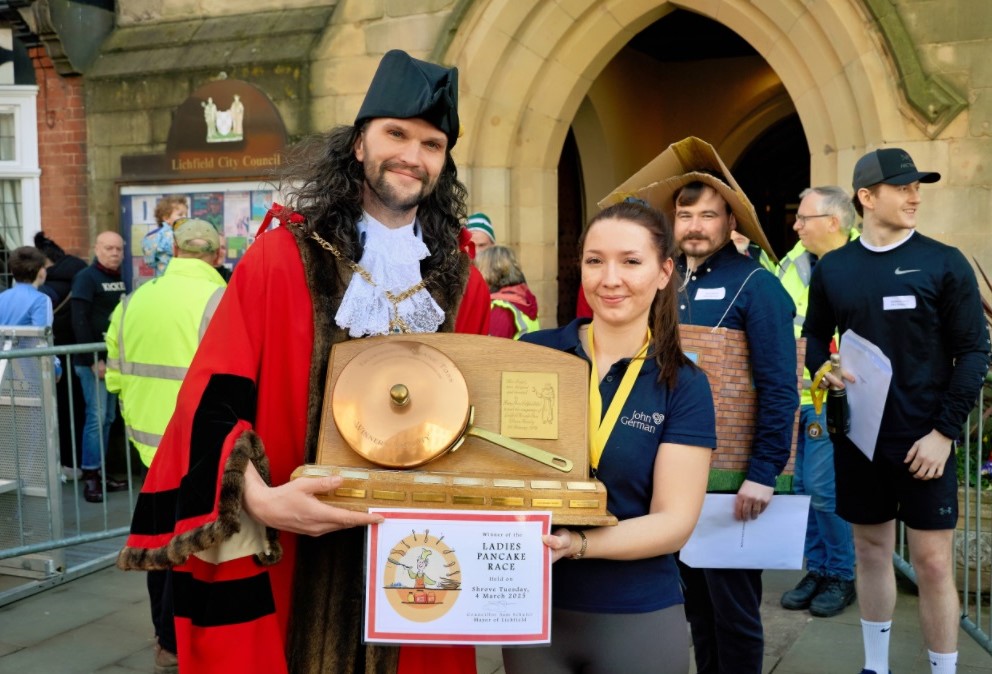(Photo of the Mayor presenting the winner of the ladies’ race, Britney Lewis, with the Golden Pancake Day Trophy’